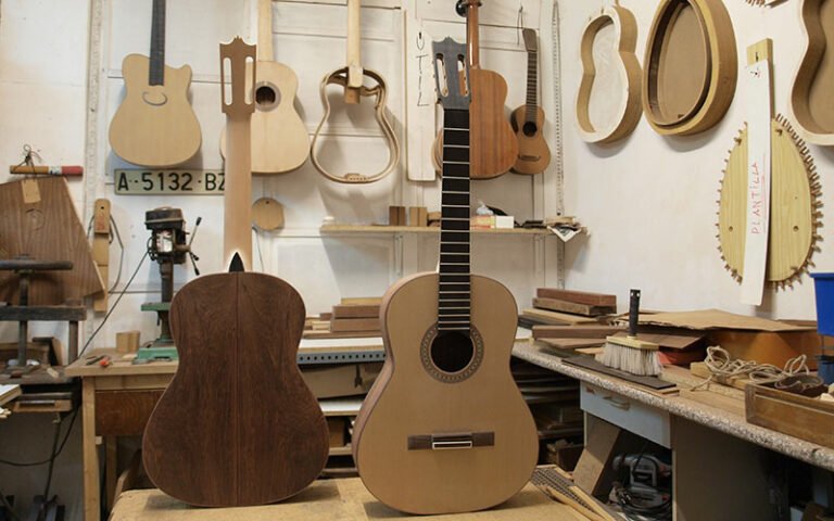 Support Pied En Bois Pliable Pour Guitare Acoustique – Kinsman Accessoire Robuste Et Élégant
